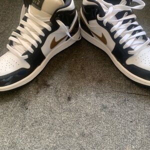 Nike Men's Black and Gold Sneakers